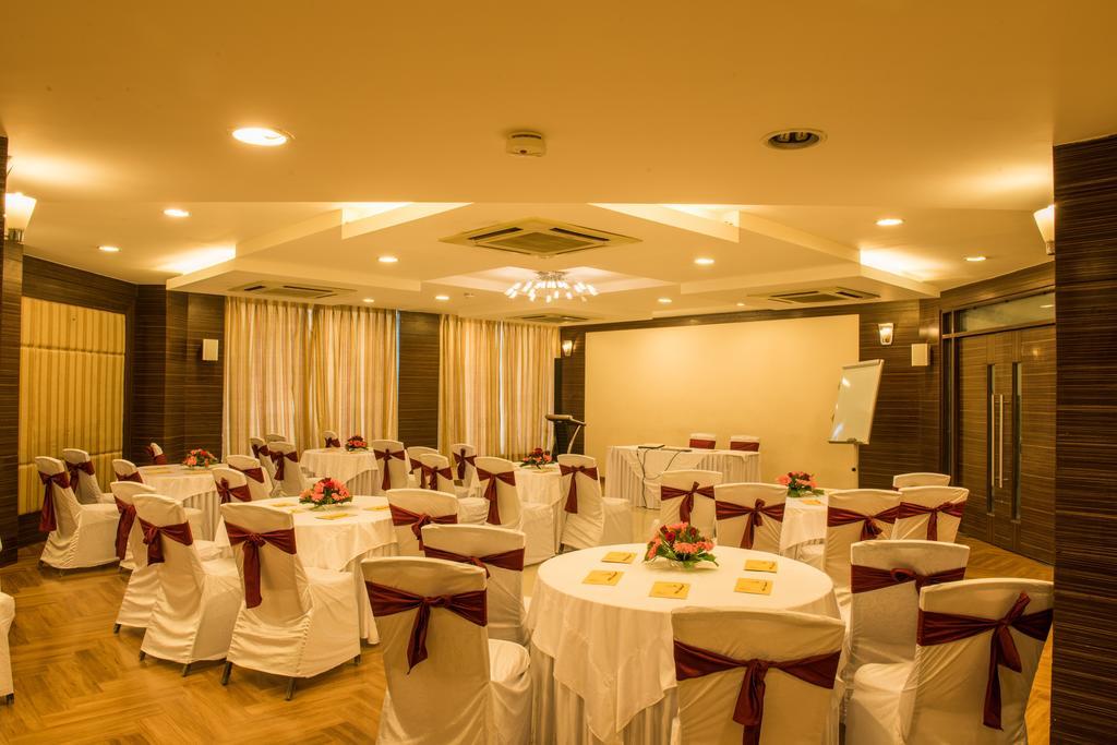 The Red Maple Mashal Индор Екстериор снимка